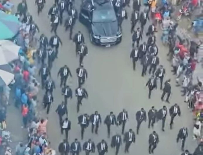 Chronique — La démocratie sous blindés : quand le symbole dépasse le geste