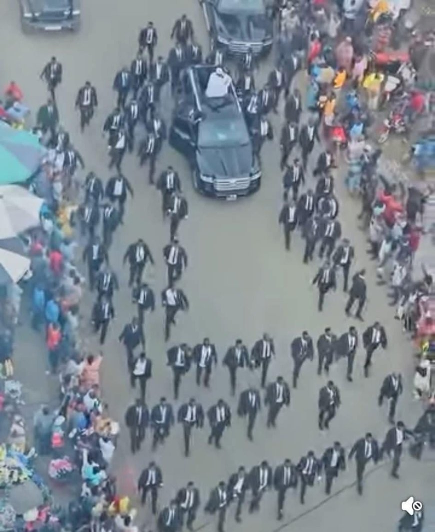 Chronique — La démocratie sous blindés : quand le symbole dépasse le geste